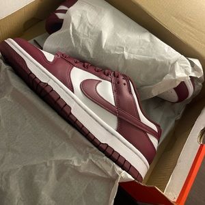 8.5 W Nike Dunks Low Bordeaux